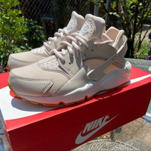 Huarache “Desert Sand/ Summit White” size 7.5